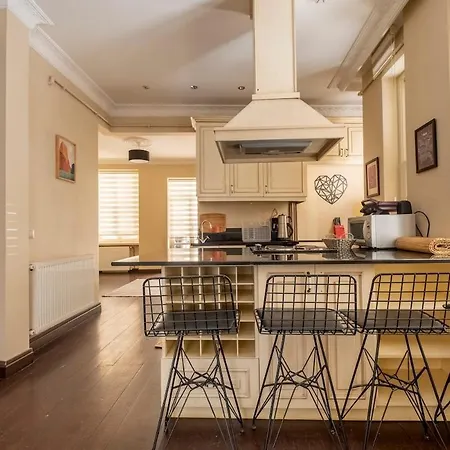 Апартаменты 3-bedroom 2-bathroom Ground Floor Стамбул